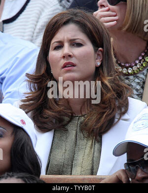 Mirka Federer l'Open de France montres mens match final entre l'Espagnol Rafael Nadal et son mari de la suisse Roger Federer à Roland Garros à Paris le 5 juin 2011. Nadal bat Federer 7-5, 7-6 (3), 5-7, 6-1 pour remporter son 6ème record-France. UPI/David Silpa Banque D'Images