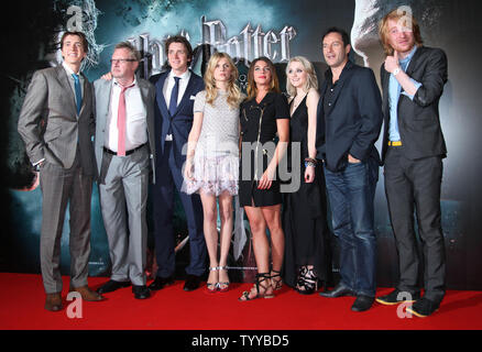 (De G à D) James Phelps, Mark Williams, Oliver Phelps, Poesy de Clemence, Natalia Tena, Evanna Lynch, Jason Isaacs et Donald Mormaer Gleeson arrivent à la première du film "Harry Potter et les Reliques de la mort : Part 2" à Paris le 12 juillet 2011. UPI/David Silpa Banque D'Images