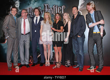 (De G à D) James Phelps, Mark Williams, Oliver Phelps, Poesy de Clemence, Natalia Tena, Evanna Lynch, Jason Isaacs et Donald Mormaer Gleeson arrivent à la première du film "Harry Potter et les Reliques de la mort : Part 2" à Paris le 12 juillet 2011. UPI/David Silpa Banque D'Images