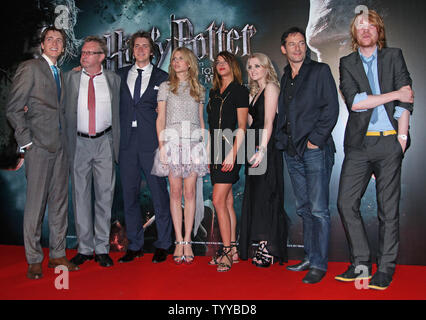 (De G à D) James Phelps, Mark Williams, Oliver Phelps, Poesy de Clemence, Natalia Tena, Evanna Lynch, Jason Isaacs et Donald Mormaer Gleeson arrivent à la première du film "Harry Potter et les Reliques de la mort : Part 2" à Paris le 12 juillet 2011. UPI/David Silpa Banque D'Images