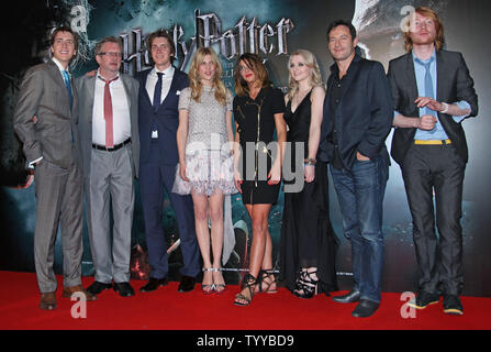 (De G à D) James Phelps, Mark Williams, Oliver Phelps, Poesy de Clemence, Natalia Tena, Evanna Lynch, Jason Isaacs et Donald Mormaer Gleeson arrivent à la première du film "Harry Potter et les Reliques de la mort : Part 2" à Paris le 12 juillet 2011. UPI/David Silpa Banque D'Images