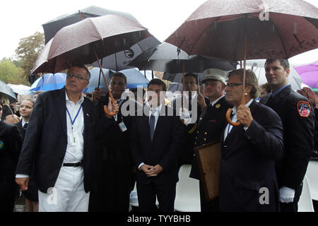 L'ambassadeur des Etats-Unis en France Charles Rivkin assiste à une cérémonie du souvenir pour les victimes de la terreur du 11 septembre lors d'une forte averse, le 11 septembre 2011, à la place du Trocadéro à Paris. La France d'aujourd'hui a marqué le 10e anniversaire des attentats qui a tué près de 3 000 personnes à New York et Washington. UPI/Eco Clement Banque D'Images