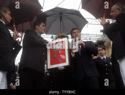 L'ambassadeur des Etats-Unis en France Charles Rivkin nous octroie un pompier de New York, Tony Benetatos, lors d'une cérémonie du souvenir pour les victimes d'attentats terroristes du 11 septembre 11 septembre 2011, à la place du Trocadéro à Paris. La France d'aujourd'hui a marqué le 10e anniversaire des attentats qui a tué près de 3 000 personnes à New York et Washington. UPI/Eco Clement Banque D'Images