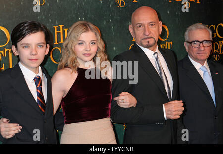 (De G à D), Asa Butterfield, Chloe Grace Moretz Sir Ben Kingsley et Martin Scorsese arrivent pour la première du film 'Hugo Cabret' à Paris le 6 décembre 2011. UPI/David Silpa. Banque D'Images