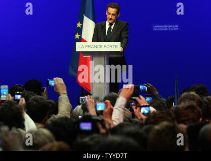 Le président sortant français Nicolas Sarkozy parle à ses partisans après il a été battu par son rival socialiste François Hollande, lors de la dernière ronde de l'élection présidentielle en France, à Paris, le 6 mai 2012. UPI/Eco Clement. Banque D'Images