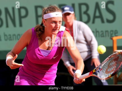 Petra Kvitova hits de la République tchèque un tir pendant son French Open de demi-finale contre le russe Maria Sharapova à Roland Garros à Paris le 7 juin 2012. Sharapova a battu Kvitova 6-3, 6-3) pour passer à la finale des femmes et dans le même temps, demander le numéro un mondial du classement. UPI/David Silpa Banque D'Images