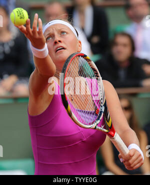 Petra Kvitova de la République tchèque se prépare à servir pendant son français Open de demi-finale contre le russe Maria Sharapova à Roland Garros à Paris le 7 juin 2012. Sharapova a battu Kvitova 6-3, 6-3) pour passer à la finale des femmes et dans le même temps, demander le numéro un mondial du classement. UPI/David Silpa Banque D'Images