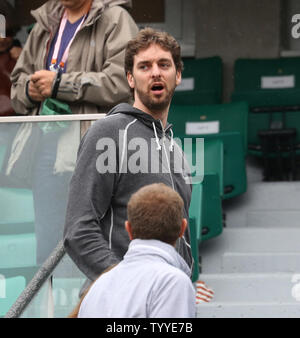 Los Angeles Laker Pau Gasol arrive pour l'Open de France men's match final entre l'Espagnol Rafael Nadal et le Serbe Novak Djokovic à Roland Garros à Paris le 10 juin 2012. UPI/David Silpa Banque D'Images