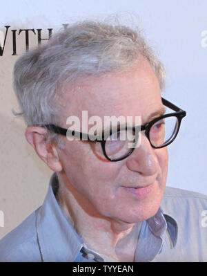 Woody Allen arrive pour la première du film "à Rome avec l'amour" à Paris le 25 juin 2012. UPI/David Silpa. Banque D'Images