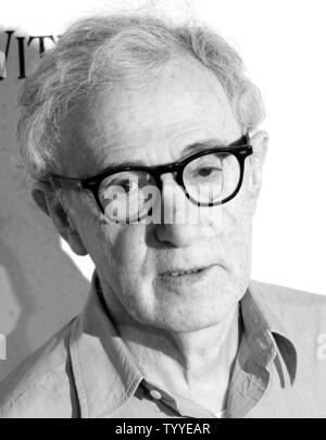 Woody Allen arrive pour la première du film "à Rome avec l'amour" à Paris le 25 juin 2012. UPI/David Silpa. Banque D'Images