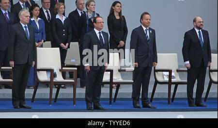 (De G à D) Le Premier ministre français, Jean-Marc Ayrault, le Président français François Hollande, le président du Sénat français, Jean-Pierre Bel, et le président du Parlement Européen Martin Schulz regarder le défilé militaire de la fête nationale annuelle au niveau de la Place de la Concorde à Paris le 14 juillet 2012. UPI/David Silpa Banque D'Images