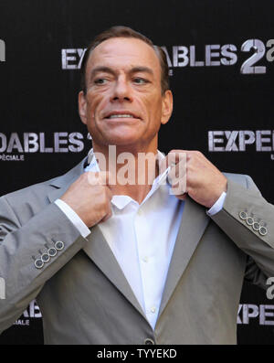 Jean-Claude Van Damme arrive pour la première du film "The Expendables 2" à Paris le 10 août 2012. UPI/David Silpa. Banque D'Images