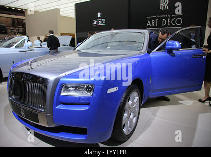 Une Rolls-Royce Ghost est vu sur l'écran pendant la journée de la presse à la Biennale de Paris à Paris le 27 septembre 2012. La présentation, la première automobile au monde datant de 1898, s'ouvre au public le 29 septembre et se termine le 14 octobre. UPI/David Silpa Banque D'Images