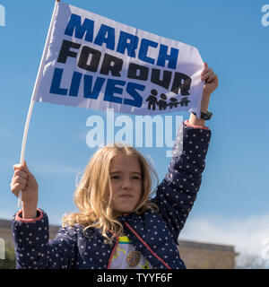 Une jeune fille est titulaire d'une 'Marche pour la Vie' au mois de mars pour notre vie rassemblement à Washington, DC, USA le 24 mars 2018. Banque D'Images