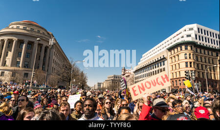 Plan large d'une foule de manifestants à la Marche pour nos vies rassemblement à Washington, DC, USA le 24 mars 2018. Banque D'Images