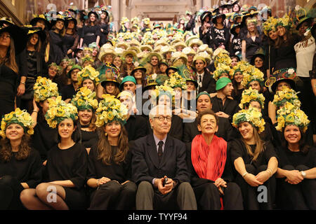 Didier Grumbach (L) et Lyne Cohen-Solal rassembler des étudiants avec des modèles pour une photo de groupe après l'Assemblée Sainte Catherine Day fashion show à l'hôtel de ville à Paris le 23 novembre 2012. Les modèles, appelés "catherinettes" et choisis à partir de 3 écoles locales, participer à l'émission d'honorer ceux qui travaillent dans l'industrie de la mode. UPI/David Silpa Banque D'Images