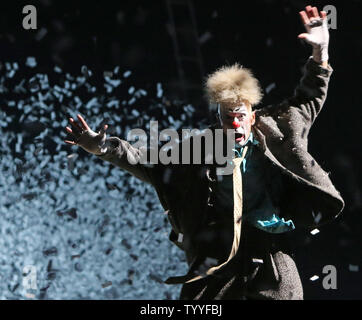 Un artiste de cirque du Soleil's 'Alegria' fonctionne à la soirée d'ouverture au Palais Omnisports de Bercy à Paris le 28 novembre 2012. Le spectacle, qui à l'origine créée en avril 1994, a été effectué plus de 5 000 fois et vu par plus de 10 millions de spectateurs dans plus de 65 villes à travers le monde. UPI/David Silpa. Banque D'Images