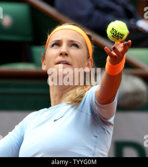 Victoria Azarenka du Bélarus se prépare à servir pendant son français Open de premier tour contre le russe Elena Vesnina à Roland Garros à Paris le 29 mai 2013. Azarenka a battu 6-1, 6-4 Vesnina. UPI/David Silpa Banque D'Images