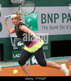 Aravane Rezai de France hits un tir pendant son français Open de premier tour match contre République tchèque Petra Kvitova à Roland Garros à Paris le 29 mai 2013. Kvitova défait Rezai 6-3, 4-6, 6-2. UPI/David Silpa Banque D'Images