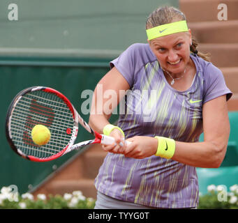 République tchèque Petra Kvitova frappe un coup pendant son français Open de premier tour match contre Aravane Rezai de France à Roland Garros à Paris le 29 mai 2013. Kvitova défait Rezai 6-3, 4-6, 6-2. UPI/David Silpa Banque D'Images