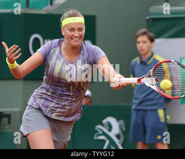 République tchèque Petra Kvitova frappe un coup pendant son français Open de premier tour match contre Aravane Rezai de France à Roland Garros à Paris le 29 mai 2013. Kvitova défait Rezai 6-3, 4-6, 6-2. UPI/David Silpa Banque D'Images