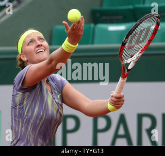 République tchèque Petra Kvitova se prépare à servir pendant son français Open de premier tour match contre Aravane Rezai de France à Roland Garros à Paris le 29 mai 2013. Kvitova défait Rezai 6-3, 4-6, 6-2. UPI/David Silpa Banque D'Images