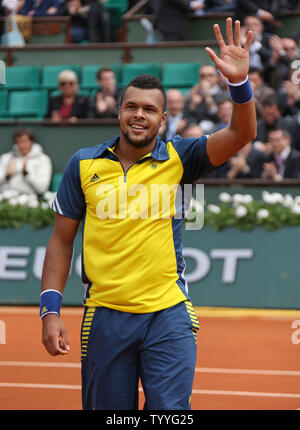 Soyez de la France reconnaît la foule après avoir remporté sa French Open men's deuxième tour contre Jarkko Nieminen de Finlande à Roland Garros à Paris le 29 mai 2013. Tsonga bat Nieminen 7-6 (6), 6-4, 6-3. UPI/David Silpa Banque D'Images