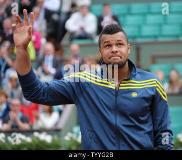 Soyez de la France reconnaît la foule après avoir remporté sa French Open men's deuxième tour contre Jarkko Nieminen de Finlande à Roland Garros à Paris le 29 mai 2013. Tsonga bat Nieminen 7-6 (6), 6-4, 6-3. UPI/David Silpa Banque D'Images