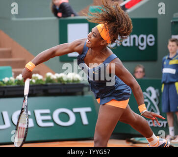 Serena Williams hits américains un servir pendant son français Open de troisième ronde match contre Sorana Cirstea de Roumanie à Roland Garros à Paris le 31 mai 2013. Williams a battu 6-0, 6-2 Cirstea. UPI/David Silpa Banque D'Images