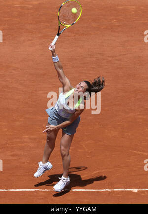 L'Italien Roberta Vinci Hits un servir pendant son français Open de quatrième ronde match contre l'Américain Serena Williams à Roland Garros à Paris le 2 juin 2013. Williams a battu Vinci 6-1 et 6-3. UPI/David Silpa Banque D'Images