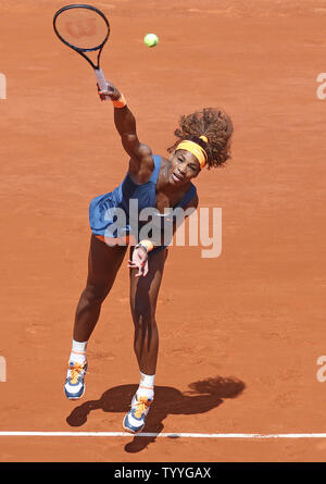 Serena Williams hits américains un servir pendant son français Open de quatrième ronde match contre l'Italien Roberta Vinci à Roland Garros à Paris le 2 juin 2013. Williams a battu Vinci 6-1 et 6-3. UPI/David Silpa Banque D'Images