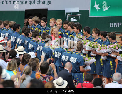 L'ancien joueur américain de tennis Martina Navratilova arrive sur la cour au cours d'une cérémonie célébrant le 40e anniversaire de la Women's Tennis Association à Roland Garros à Paris le 6 juin 2013. UPI/David Silpa Banque D'Images