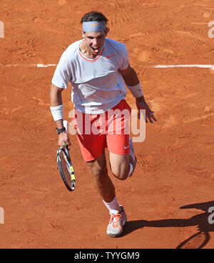 L'Espagnol Rafael Nadal célèbre après avoir remporté sa demi-finale de l'Open de France hommes match contre le Serbe Novak Djokovic à Roland Garros à Paris le 7 juin 2013. Nadal bat Djokovic 6-4, 3-6, 6-1, 6-7 (3), 9-7. UPI/David Silpa Banque D'Images