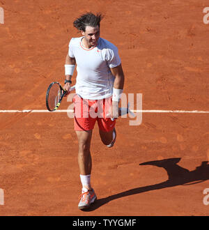 L'Espagnol Rafael Nadal célèbre après avoir remporté sa demi-finale de l'Open de France hommes match contre le Serbe Novak Djokovic à Roland Garros à Paris le 7 juin 2013. Nadal bat Djokovic 6-4, 3-6, 6-1, 6-7 (3), 9-7. UPI/David Silpa Banque D'Images