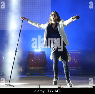 Chanteur Jared Leto se produit en concert avec 30 Seconds to Mars au Grand Palais à Paris le 9 juillet 2013. UPI/David Silpa Banque D'Images