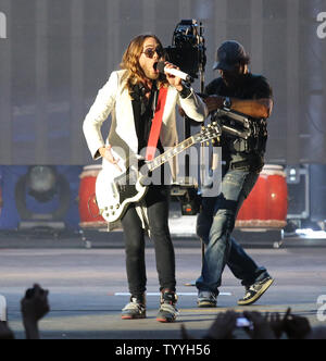 Chanteur Jared Leto se produit en concert avec 30 Seconds to Mars au Grand Palais à Paris le 9 juillet 2013. UPI/David Silpa Banque D'Images