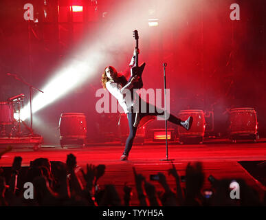 Chanteur Jared Leto se produit en concert avec 30 Seconds to Mars au Grand Palais à Paris le 9 juillet 2013. UPI/David Silpa Banque D'Images