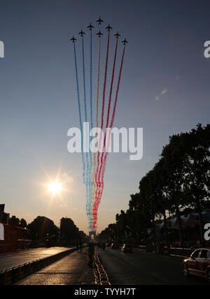 Les avions de la Patrouille de France, l'équipe de démonstration de voltige de l'Armée de l'Air Française, Français Flux de couleurs dans le ciel pendant le Tour de France à Paris le 21 juillet 2013. Chris Froome de Grande-Bretagne a remporté l'épreuve de devenir la deuxième Tour gagnant après Bradley Wiggins a remporté l'épreuve l'an dernier. UPI/David Silpa Banque D'Images