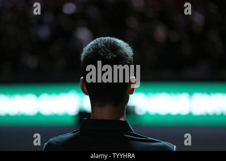 Novak Djokovic La Serbie marque une pause au cours de son match quart BNP Paribas Masters contre Stanislas Wawrinka de Suisse à Paris le 1 novembre 2013. Djokovic bat Wawrinka 6-1, 6-4 à l'avance pour les demi-finales. UPI/David Silpa Banque D'Images