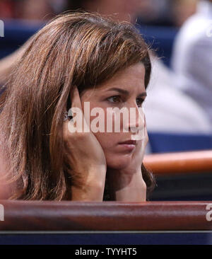 Mirka Federer regarde le match quart BNP Paribas Masters entre Juan Martin del Potro, de l'Argentine et son mari Roger Federer de la Suisse à Paris le 1 novembre 2013. Federer bat del Potro 6-3, 4-6, 6-3 à l'avance pour les demi-finales. UPI/David Silpa Banque D'Images