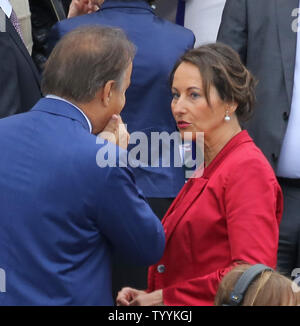 Président du Sénat français Jean-Pierre Bel (L) et le ministre français de l'Ecologie, du développement durable et de l'énergie à l'Assemblée Ségolène Royal Bastille Day Parade militaire à la place de la Concorde à Paris le 14 juillet 2014. UPI/David Silpa Banque D'Images