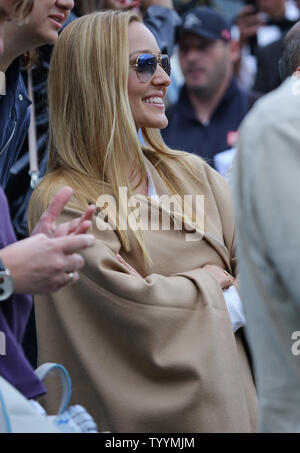 Jelena Djokovic participe à l'Open de France men's premier match entre le Paris de la Serbie et la Finlande de Jarkko Nieminen à Roland Garros à Paris le 26 mai 2015. Djokovic bat Nieminen 6-2, 7-5, 6-2) pour passer à la deuxième ronde. Photo de David Silpa/UPI Banque D'Images