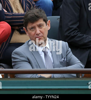 Ministre français du Sport Patrick Kanner montres l'Open de France men's quatrième ronde match entre Tomas Berdych de la République tchèque et Yanina de France à Roland Garros à Paris le 31 mai 2015. Tsonga bat Berdych 6-3, 6-2, 6-7 (5), 6-3) pour passer à la ronde suivante. Photo de David Silpa/UPI Banque D'Images