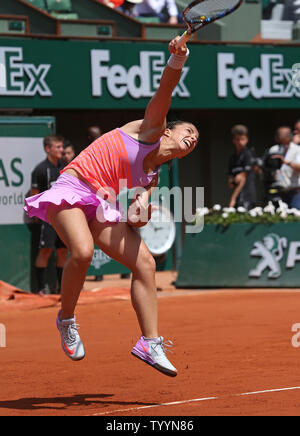 Sara Errani d Italie hits un servir lors de son Open de France match quart de femmes contre l'Américain Serena Williams à Roland Garros à Paris le 3 juin 2015. Williams a battu Errani 6-1, 6-3) pour passer à la ronde suivante. Photo de David Silpa/UPI Banque D'Images