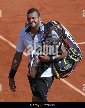 Soyez de la France reconnaît la foule après avoir perdu sa demi-finale de l'Open de France hommes match contre Stan Wawrinka de Suisse à Roland Garros à Paris le 5 juin 2015. Wawrinka battu Tsonga 6-3, 6-7 (1), 7-6 (3), 6-4) pour passer à la ronde finale. Photo de David Silpa/UPI Banque D'Images