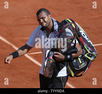 Soyez de la France reconnaît la foule après avoir perdu sa demi-finale de l'Open de France hommes match contre Stan Wawrinka de Suisse à Roland Garros à Paris le 5 juin 2015. Wawrinka battu Tsonga 6-3, 6-7 (1), 7-6 (3), 6-4) pour passer à la ronde finale. Photo de David Silpa/UPI Banque D'Images