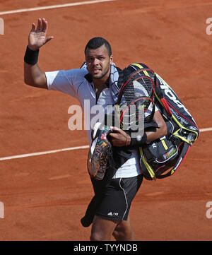 Soyez de la France reconnaît la foule après avoir perdu sa demi-finale de l'Open de France hommes match contre Stan Wawrinka de Suisse à Roland Garros à Paris le 5 juin 2015. Wawrinka battu Tsonga 6-3, 6-7 (1), 7-6 (3), 6-4) pour passer à la ronde finale. Photo de David Silpa/UPI Banque D'Images