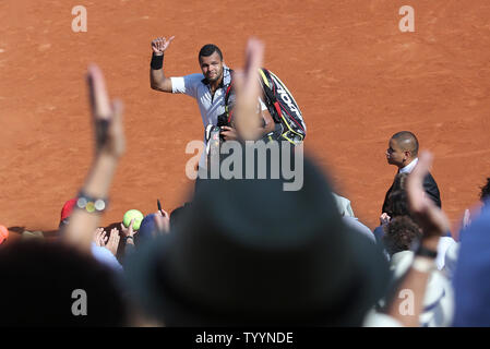 Soyez de la France reconnaît la foule après avoir perdu sa demi-finale de l'Open de France hommes match contre Stan Wawrinka de Suisse à Roland Garros à Paris le 5 juin 2015. Wawrinka battu Tsonga 6-3, 6-7 (1), 7-6 (3), 6-4) pour passer à la ronde finale. Photo de David Silpa/UPI Banque D'Images