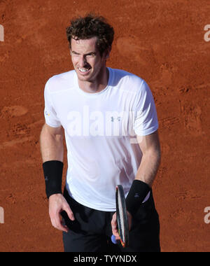 Andy Murray de Grande-Bretagne s'arrête lors de son Open de France demi-finale hommes contre la Serbie de Novak Djokovic à Roland Garros à Paris le 5 juin 2015. Photo de David Silpa/UPI Banque D'Images