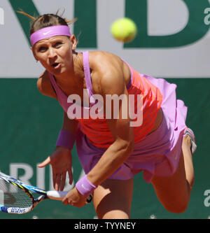 Lucie Safarova de la République tchèque au cours de son service d'appels de l'anglais Open de match final contre l'Américain Serena Williams à Roland Garros à Paris le 6 juin 2015. Photo de David Silpa/UPI Banque D'Images